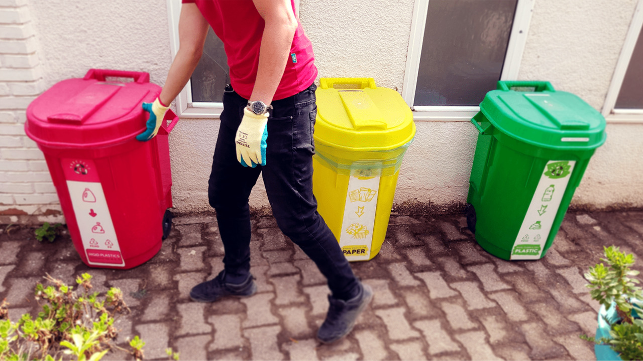 nrecycli_office_recycling_collection_outdoor.png
