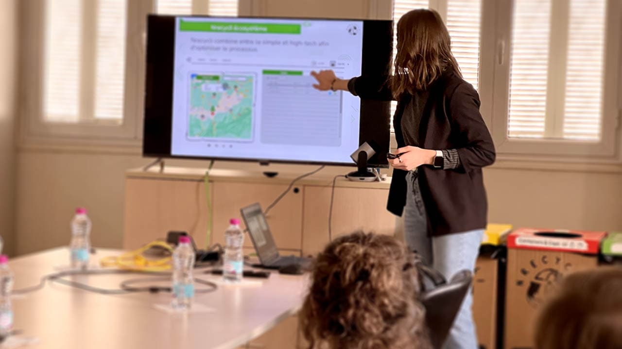 nrecycli_office_recycling_sorting_training.png